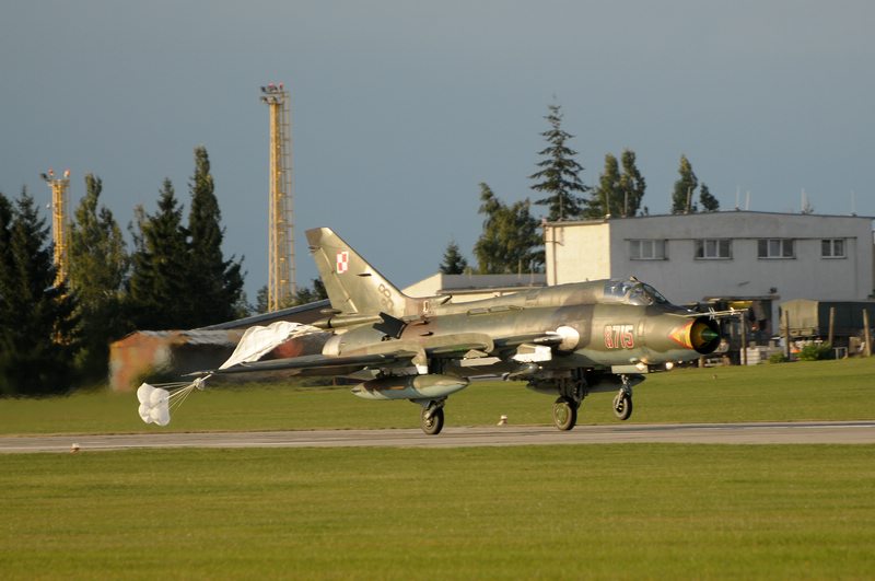 comp_RARO 13_19.jpg - The Polish Su-22M-4 is releasing the chute after a successful mission